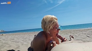 Blowjob an einem öffentlichen Strand