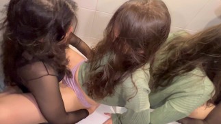 家族のパーティーでバスルームでセックス
