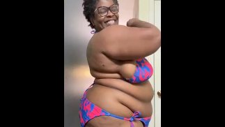 Primeiro biquíni de fio da mamãe