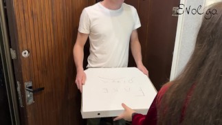 Ich habe mit einem Pizzaboten betrogen, während mein Mann bei der Arbeit war, aber er hat uns erwischt