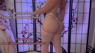 Famosa chica E es arada por su máquina de follar!