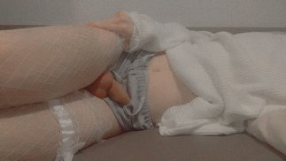 Jugando con mi cuerpo femboy y corriéndose en mi vientre