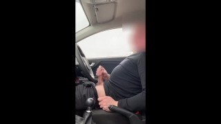 Szarpanie się w samochodzie w miejscu publicznym