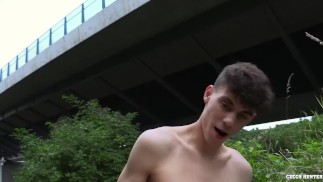 BigStr - Hij vindt een knappe kerel onder de brug die een geil gezelschap en veel geld nodig heeft