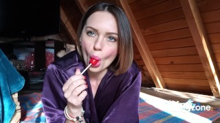 Belle fille se masturbe et goûte une sucette avec le jus de sa chatte