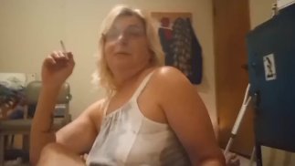 Stiefmoeder helpt me bewegen dan verleidt me en zuigt mijn pik