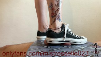 Mistress Elle in converse stampt haar slaven's lul op vertrappelende tafel