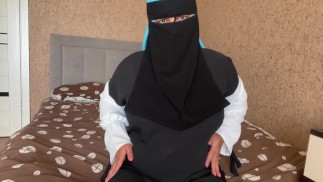 Chica árabe dando joi