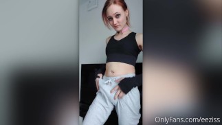 TGirl with Big Gock tirant une énorme charge