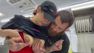 Señora de food truck con tetas llenas de leche tiene menú especial