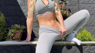 geile Blondine in 4k INTENSIVSTE ÖFFENTLICHKEIT pissen und spritzen Orgasmus