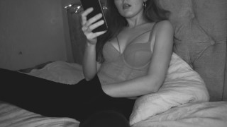 Esperé hasta que todos en la casa se acostaron y comenzaron a ver porno y masturbarme.