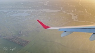Masturbação muito desleixada e boquete em um avião - tão arriscado em público