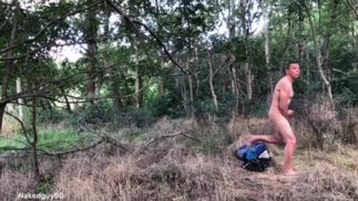 Nackter Kerl Cruisung Im Wald