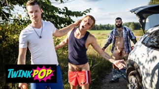 Twink Pop-Benjaminブルーは車のボンネットに彼のBF Theo Bradyを運ぶので、Markusは彼をよりよくファックすることができます