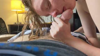 18-летний сосет член