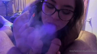 Maddie hace una mamada fumando