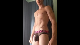 Hunky Cam Modelo Experimenta Diferentes Roupas Íntimas Sexy
