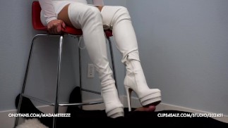 Witte dij hoge schoenjob (bootjob)