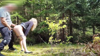 Salope de rue baisée dans le bois public au bord de la route et pisse