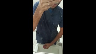 Enfermeira no banheiro do hospital