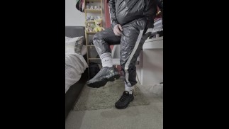 穿着闪亮的 Wetlook Aassoxx 运动服出门