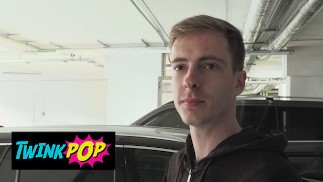 TWINK POP - Стройный Парень Теряет Свои Ключи, Когда Приходит Незнакомец И Предлагает Помощь В Обмен Своим Членом