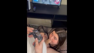 Moglie condivisa con un amico mentre gioca