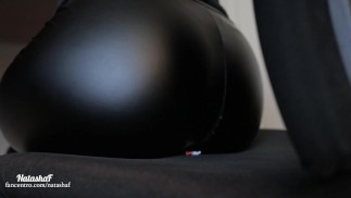 Scheten laten zittend op haar kleine collega zonder het te zien