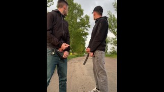 ГЕТЕРОСЕКСУАЛЬНЫЕ ПАРНИ ДРОЧАТ НА УЛИЦЕ