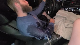 Faire pipi sur son mari pendant qu’il conduit