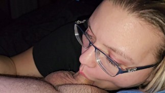 Hij grijpt mijn haar en voedt me zijn pik en neemt de controle over me en vult dan mijn mond met zijn sperma