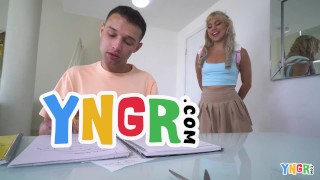 YNGR - сексуальная юная блондинка Лилит Грейс получает свою киску от извращенного сводного братца