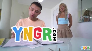 YNGR - Sexy Blonde teen Lilith Grace tem sua buceta perfurada por pervy step bro