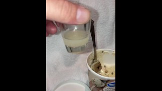 Comer minha porra no meu sorvete me faz gemer, tem um gosto tão bom!