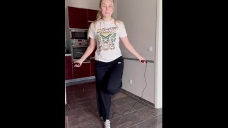 Teen nudo TikTok Saltare la corda