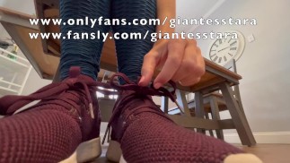 Onbewuste Giantess snacks en veeg pretzels