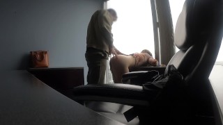 Sexy Milf-Chefin in ihrem Büro von Praktikantin mit fettem Schwanz gefickt