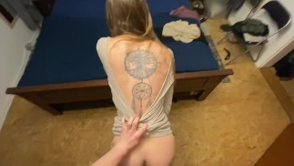 follada anal mientras limpia el dormitorio
