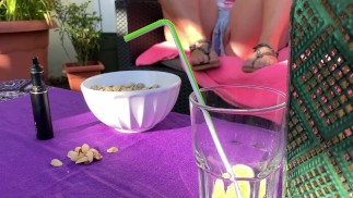 夫は飲み物を買うつもりです。私が彼の友人をからかっているなら、彼はそれが好きです。ごめんなさい、鋭くない