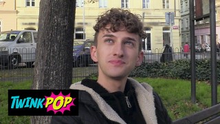 TWINK POP - Süßer Kerl mit lockigem Haar stimmt zu, einen anderen sexy Kerl für etwas Geld zu saugen und zu ficken