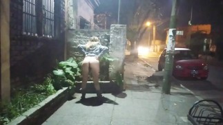 Publick Flashing Naked vrouw op straat vraagt om seks voor de ogen van toeschouwers en ze komen op haar klaar