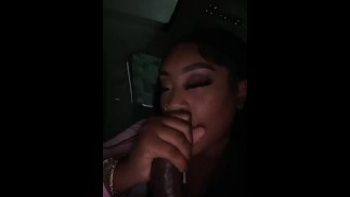 Recebendo boquete da amiga da namorada no estacionamento