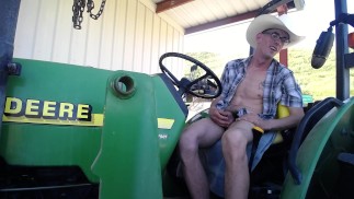 Geiler Cowboy auf dem John Deere