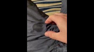 Sborrando dentro i miei pantaloncini nella stanza d'albergo