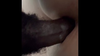 Pawg slut gets bent over and fucked in the ass.彼女がそれを取るディックのお尻のおならとクリーム。