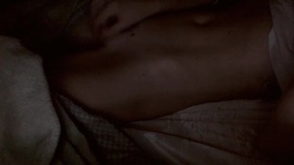 Me tocó en la cama (no tan silenciosamente) mientras mis padres duermen. (Orgasmo real)