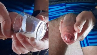Un mec dominant ordonne à un ami imaginaire de sucer une bite