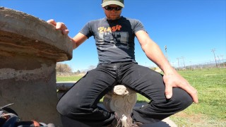 Rewetting roupas pretas em um parque
