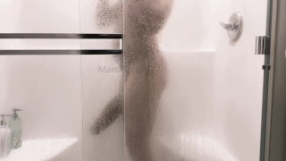 14-дюймовый и толстый член душ и дрочит